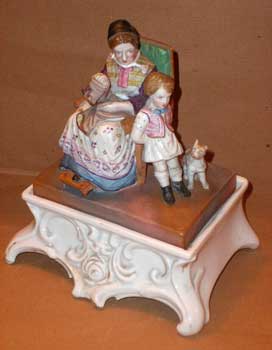antiquariato: Calamaio in porcellana, fine '800, dama seduta, con bambino e cane