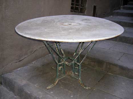 antiquariato: Tavolo tondo in ferro, con base verde
