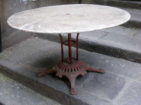 antiquariato: Tavolo tondo in ferro, con base rossa