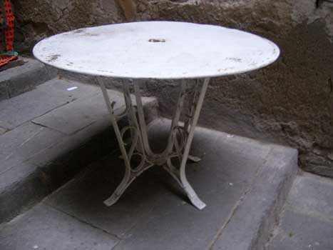 antiquariato: Tavolo tondo in ferro, con base bianca