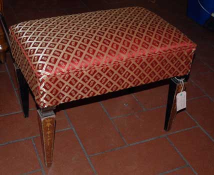 antiquariato: Sgabello rettangolare, con gambe intarsiate e stoffa rossa e oro