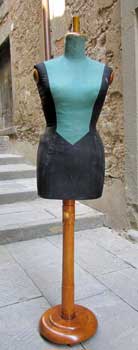 antiquariato: Manichino in stoffa, nero e verde, con base in legno