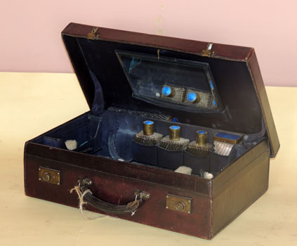 antiquariato: Leather suitcase, with tools for toilette