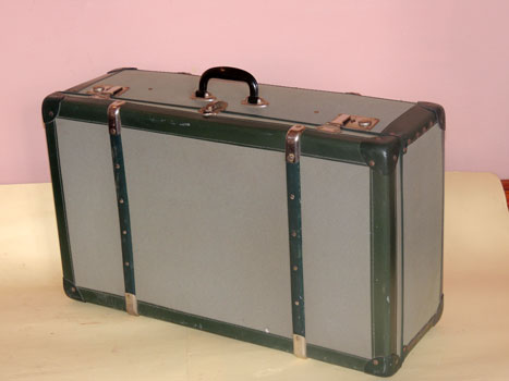 antiquariato: Green suitcase