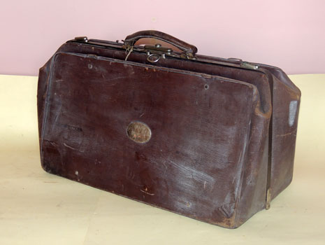 antiquariato: Leather doctor suitcase