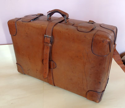 antiquariato: Brown leather suitcase