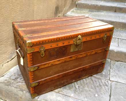 antiquariato: Travel trunk, with wood, like Louis Vitton