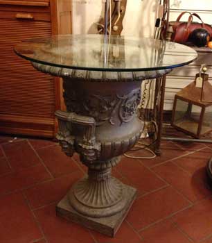 antiquariato: Tavolino vaso in ghisa, con piano in cristallo, '800