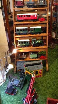 antiquariato: old wooden train