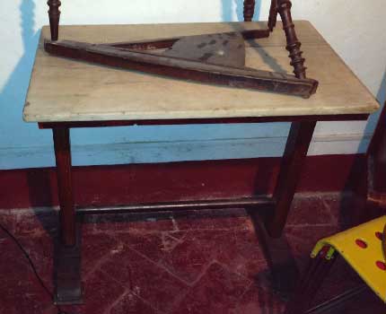 antiquariato: tavolino in legno con piano in marmo