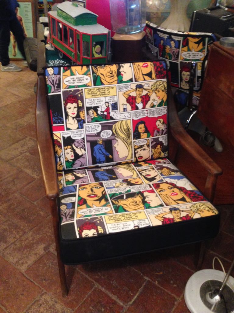 antiquariato: poltrona in legno con seduta in stoffa con fantasia a fumetti