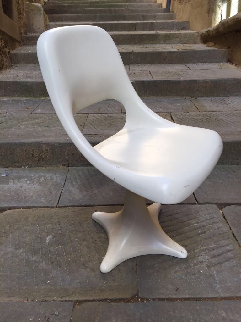 antiquariato: white plastic chair