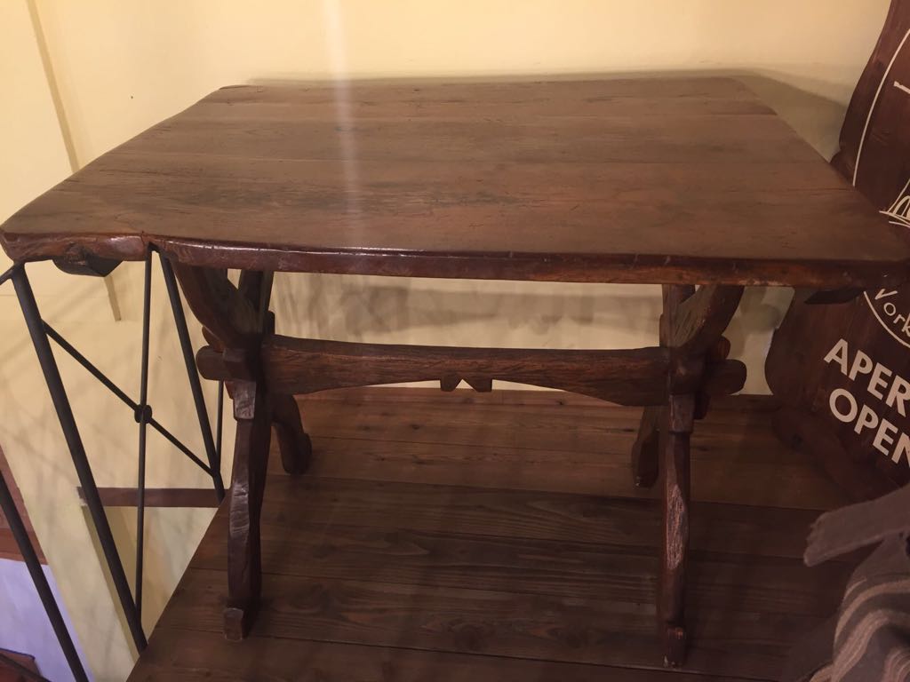 antiquariato: tavolo in legno