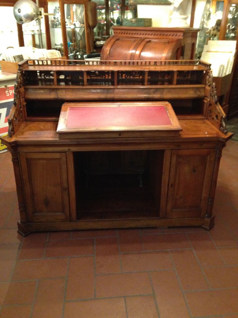 antiquariato: scrivania in legno di ciliegio scolpita