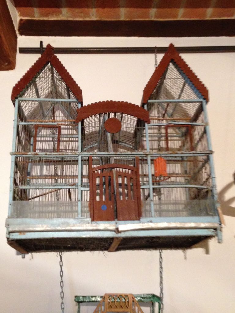 antiquariato: gabbia per uccelli a forma di casa