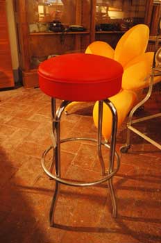 antiquariato: Metal chair, in red leather