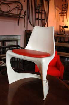 antiquariato: Plastic chair, with red leather