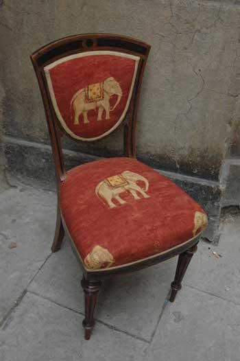 antiquariato: Sedia in noce, con elefanti, seconda met?'800
