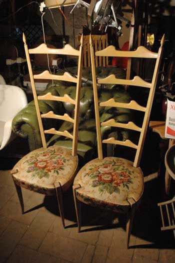 antiquariato: Coppia di sedie in legno, con schienale alto, seduta floreale