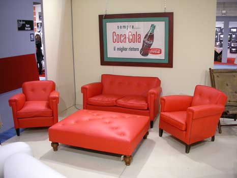 antiquariato: Red leather sofa, 2 armchairs, big pouff