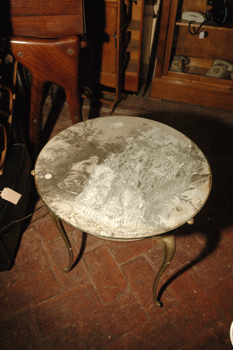 antiquariato: Tavolino in ottone, con piano in vetro decorato