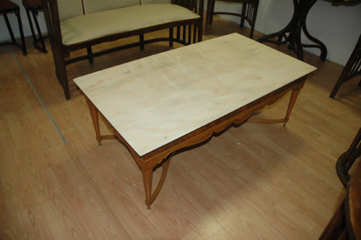 antiquariato: Tavolino basso, con marmo
