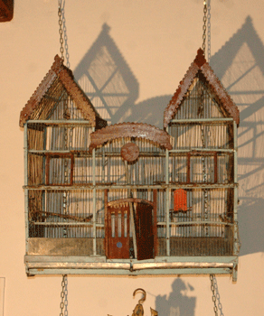 antiquariato: Antica gabbia per uccelli in legno a forma di casa