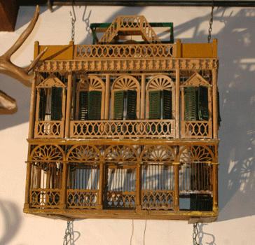 antiquariato: Antica gabbia in legno a forma di casa