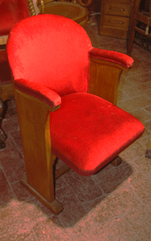 antiquariato: Poltroncina da cinema in legno e velluto rosso, sedile ribaltabile