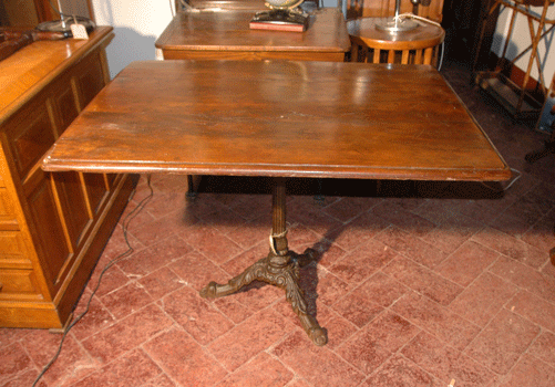 antiquariato: Tavolo rettangolare con piano in noce e base in ghisa