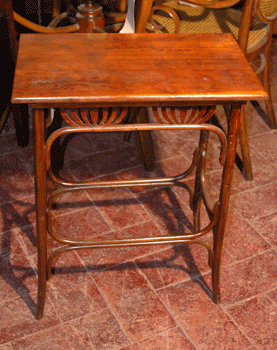antiquariato: Tavolino in faggio Thonet con palmette