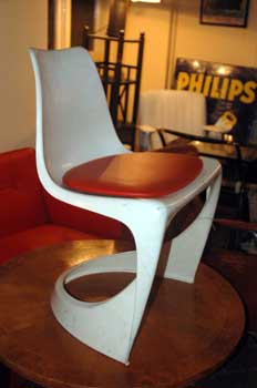 antiquariato: Sedia in plastica bianca, con seduta rossa