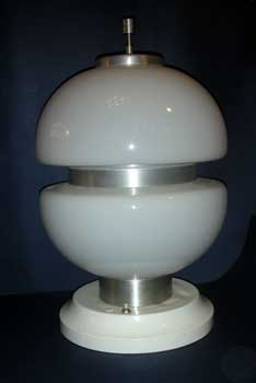 antiquariato: Lampada da tavolo, in plastica bianca e metallo, due mezzi globi