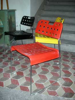 antiquariato: 3 Sedie in metallo, rosso, giallo e nero