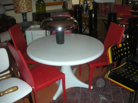 antiquariato: Tavolo tondo, in plastica bianca
