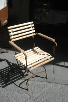 antiquariato: Sedia in ferro pieghevole, con stecche in legno