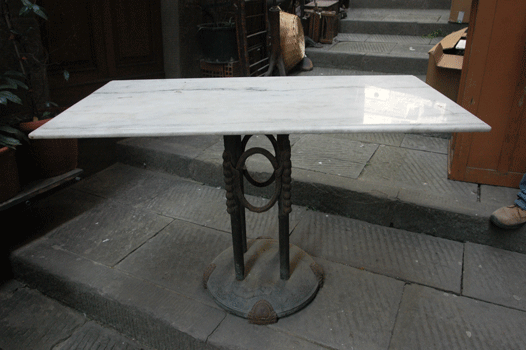 antiquariato: Tavolo con base in ghisa e piano in marmo rettangolare