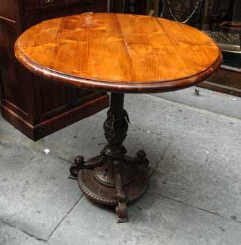 antiquariato: Tavolo tondo in legno di larice con base in ghisa