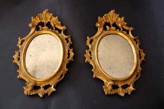 antiquariato: Coppia di specchiere piccole dorate, con fregi, '800