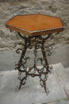 antiquariato: Tavolino esagonale in rovere e ferro lavorato
