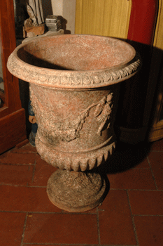antiquariato: Vaso in terracotta con putti e festoni