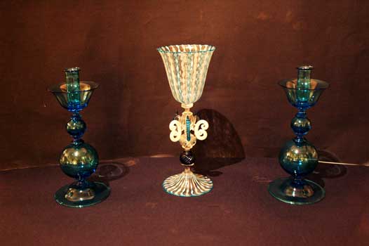 antiquariato: Calice Tipetto in vetro di Murano, zanfirico. Coppia di candelabri in vetro soffiato di Murano.