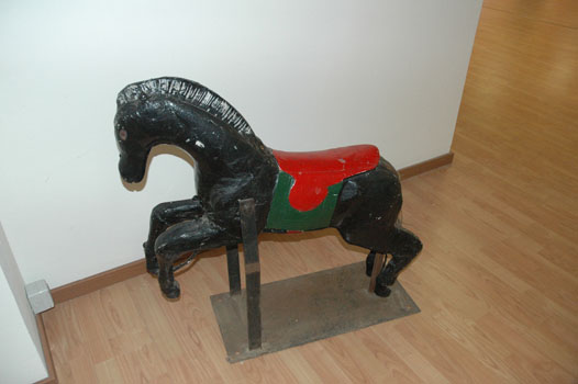 antiquariato: Cavallo da giostra nero, primo '900