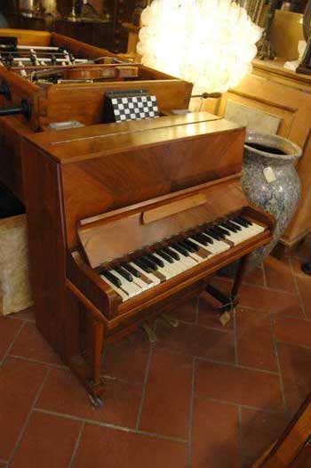 antiquariato: Piccolo pianoforte antico da bambino