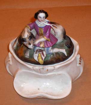 Calamaio in porcellana, fine '800, con paggio e cane