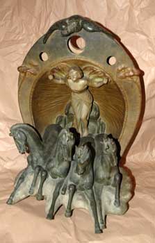 Coppia di sculture in ceramica, raffiguranti la Vittoria trainata da 4 cavalli