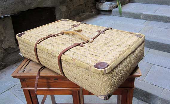 Pic-nic suitcase, in wicker