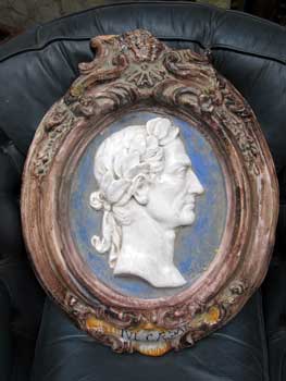 Ovale in terracotta invetriata raffigurante Giulio Cesare
