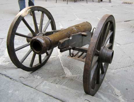 Antico cannone da parata in legno e ferro