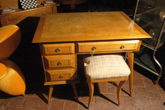Small desk in wood